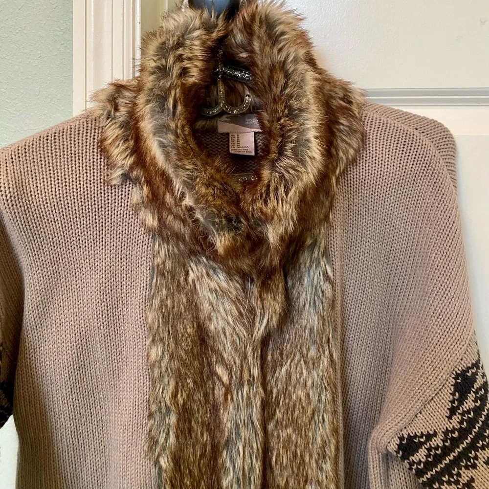 Forever 21 - Faux Fur Knitted Sweater - In great condition!